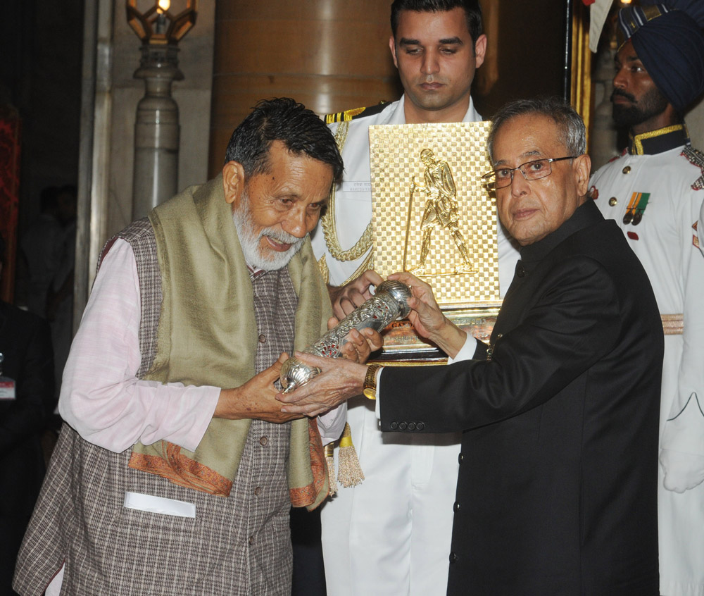  The President, Shri Pranab Mukherjee presenting the Gandhi Peace Prize for the year 2013 to Shri Chandi Prasad Bhatt, at Rashtrapati Bhavan, in New Delhi on July 15, 2014.